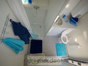 binnenkant mobiele badkamer