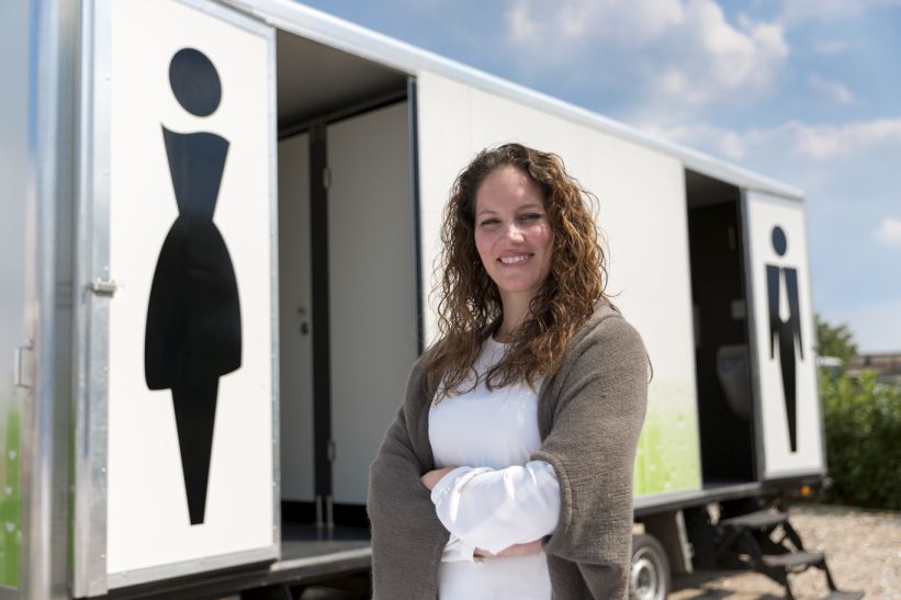 Eefje Groenendaal bij een toiletwagen