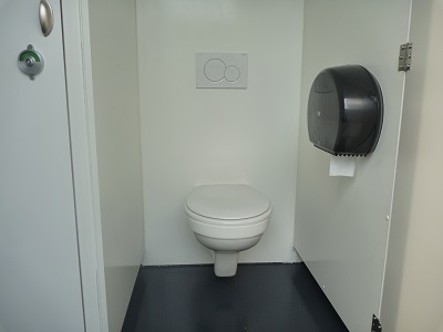 Mobiele toiletwagen binnenkant